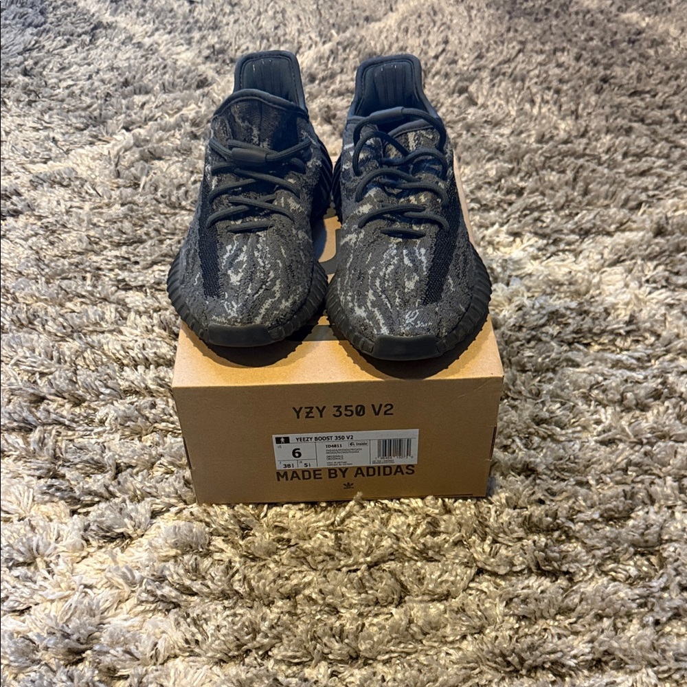 Adidas Yeezy Boost 350 V2 Black Shoes size 6